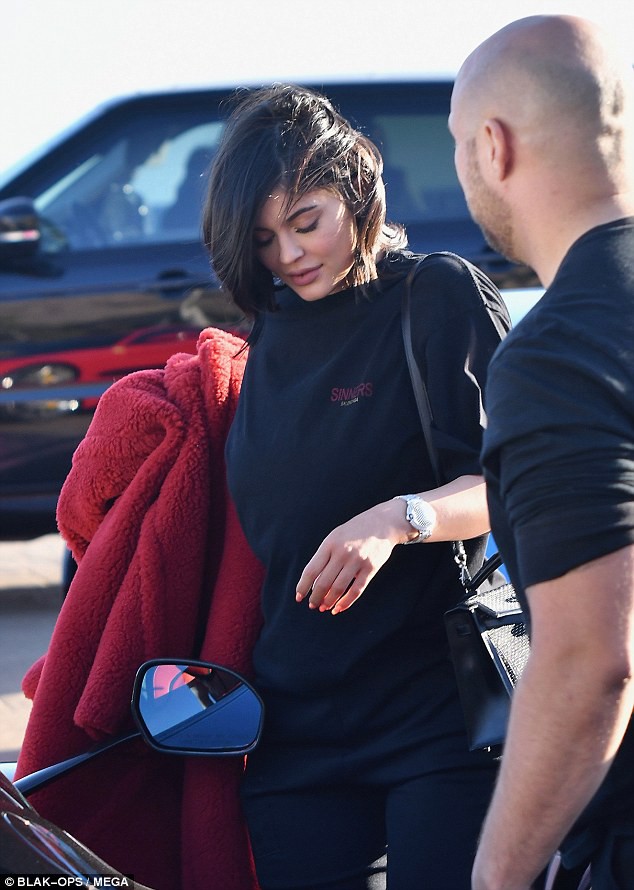 Kylie Jenner được bạn trai thưởng siêu xe hàng khủng 31 tỷ đồng vì công mang nặng đẻ đau - Ảnh 7.