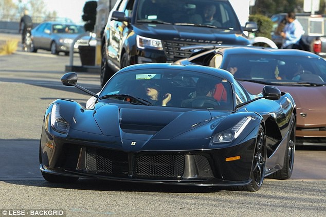 Kylie Jenner được bạn trai thưởng siêu xe hàng khủng 31 tỷ đồng vì công mang nặng đẻ đau - Ảnh 1.