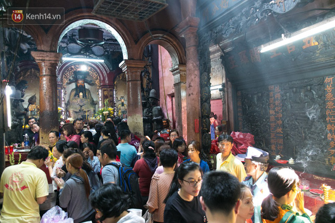 Chùm ảnh: Người dân đổ xô đến ngôi chùa lâu năm nhất Sài Gòn cúng vía Thần Tài - Ảnh 3.