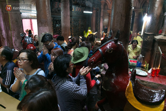 Chùm ảnh: Người dân đổ xô đến ngôi chùa lâu năm nhất Sài Gòn cúng vía Thần Tài - Ảnh 5.