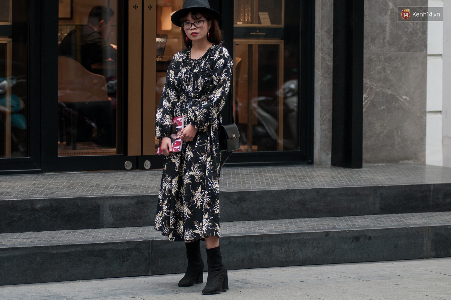 Street style 2 miền: Ra Tết, giới trẻ đã tích cực đọ độ swag với toàn những set đồ bụi bặm - Ảnh 17. Street style 2 miền: Ra Tết, giới trẻ đã tích cực đọ độ swag với toàn những set đồ bụi bặm - Ảnh 17.