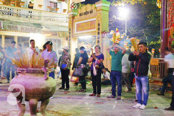 Tây Ninh: Đến cổng chùa Bà, người dân vẫn vô tư ăn uống, xả rác bừa bãi rồi trải chiếu ngủ la liệt đợi trời sáng - Ảnh 2.