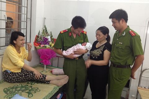 Gặp lại cháu bé và hai người lính hình sự trong ca đỡ đẻ vô tiền khoáng hậu - Ảnh 1.