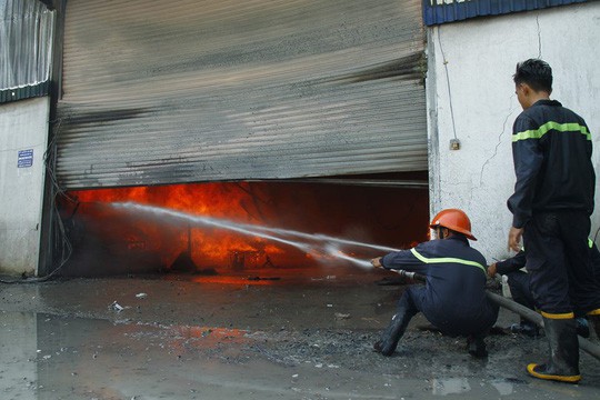 Sau tiếng nổ, lửa bao trùm công ty gỗ ở Bình Dương - Ảnh 1.