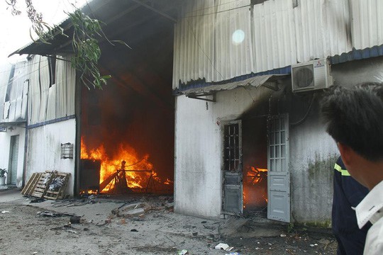 Sau tiếng nổ, lửa bao trùm công ty gỗ ở Bình Dương - Ảnh 2.