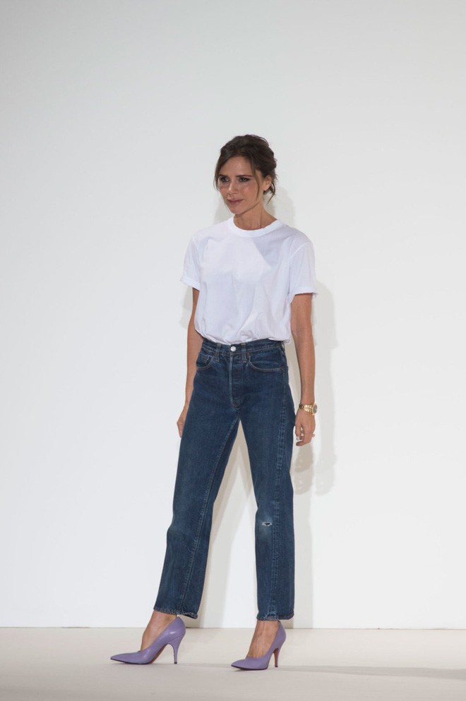 Victoria Beckham giữ quần jeans lên phom đứng dáng bằng cách “lười” giặt - Ảnh 1.