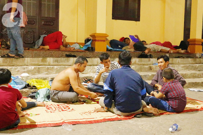 Tây Ninh: Đến cổng chùa Bà, người dân vẫn vô tư ăn uống, xả rác bừa bãi rồi trải chiếu ngủ la liệt đợi trời sáng - Ảnh 12.