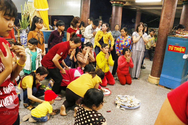 Tây Ninh: Đến cổng chùa Bà, người dân vẫn vô tư ăn uống, xả rác bừa bãi rồi trải chiếu ngủ la liệt đợi trời sáng - Ảnh 3.