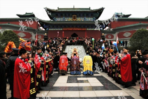 Ngày Thần Tài Trung Quốc: Thần Tài nghiêng ngả, mất râu, mất mũ khi người dân giành giật, tranh nhau xin vía vái cho cả năm - Ảnh 5.