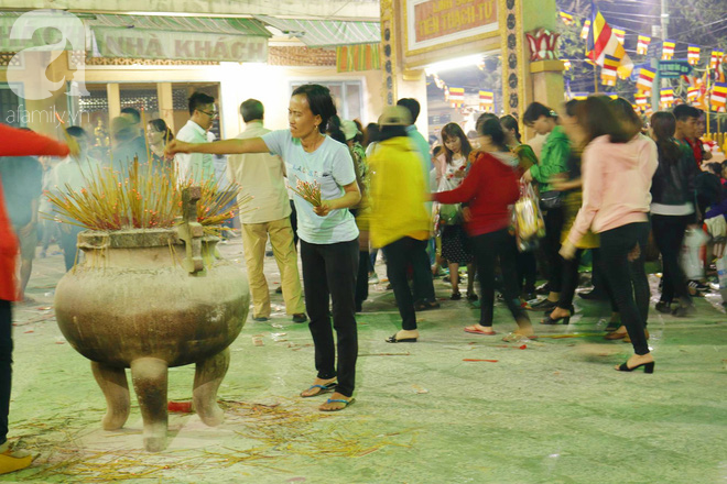 Tây Ninh: Đến cổng chùa Bà, người dân vẫn vô tư ăn uống, xả rác bừa bãi rồi trải chiếu ngủ la liệt đợi trời sáng - Ảnh 5.