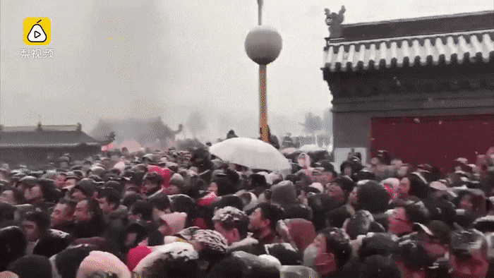 Ngày Thần Tài Trung Quốc: Thần Tài nghiêng ngả, mất râu, mất mũ khi người dân giành giật, tranh nhau xin vía vái cho cả năm - Ảnh 6.