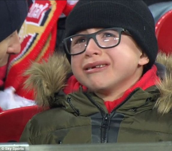 Nhìn fan nhí khóc tức tưởi thế này, Arsenal có thấy hổ thẹn - Ảnh 1.