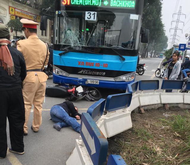 Hà Nội: Người đàn ông điều khiển xe máy đi ngược chiều tông thẳng vào xe buýt, phải nhập viện cấp cứu - Ảnh 1.
