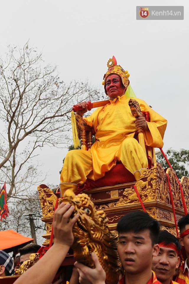 Lễ hội Đền Sái với nghi lễ rước vua, chúa thu hút hàng nghìn người tham gia xin tiền phát lộc - Ảnh 3.