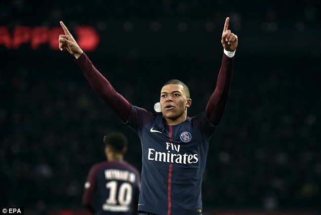 Neymar chấn thương nghi&ecirc;m trọng, phải nằm c&aacute;ng rời s&acirc;n - Ảnh 1.