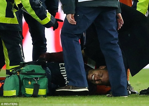 Neymar chấn thương nghi&ecirc;m trọng, phải nằm c&aacute;ng rời s&acirc;n - Ảnh 3.