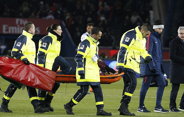 Neymar chấn thương nghi&ecirc;m trọng, phải nằm c&aacute;ng rời s&acirc;n - Ảnh 5.