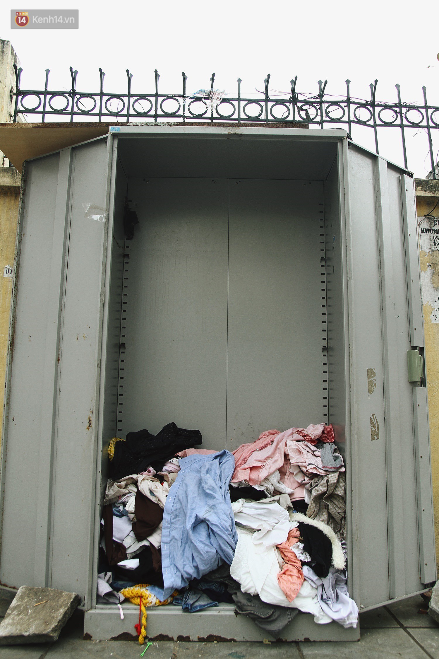 Cái kết buồn của tủ quần áo ai thừa ủng hộ, ai thiếu đến lấy ở Hà Nội: Người gom đồ từ thiện đi bán, người tặng cả áo rách, quần lót cũ - Ảnh 11.