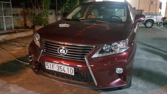 Chồng Vào Khách Sạn Lái Nhầm” Lexus Rx350 Của Vợ Cũ