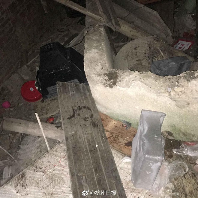  Chụp ảnh lưu niệm trước khi căn nhà cổ bị phá dỡ, 6 người trong nhà bất ngờ bị mắc kẹt bên trong - Ảnh 1.