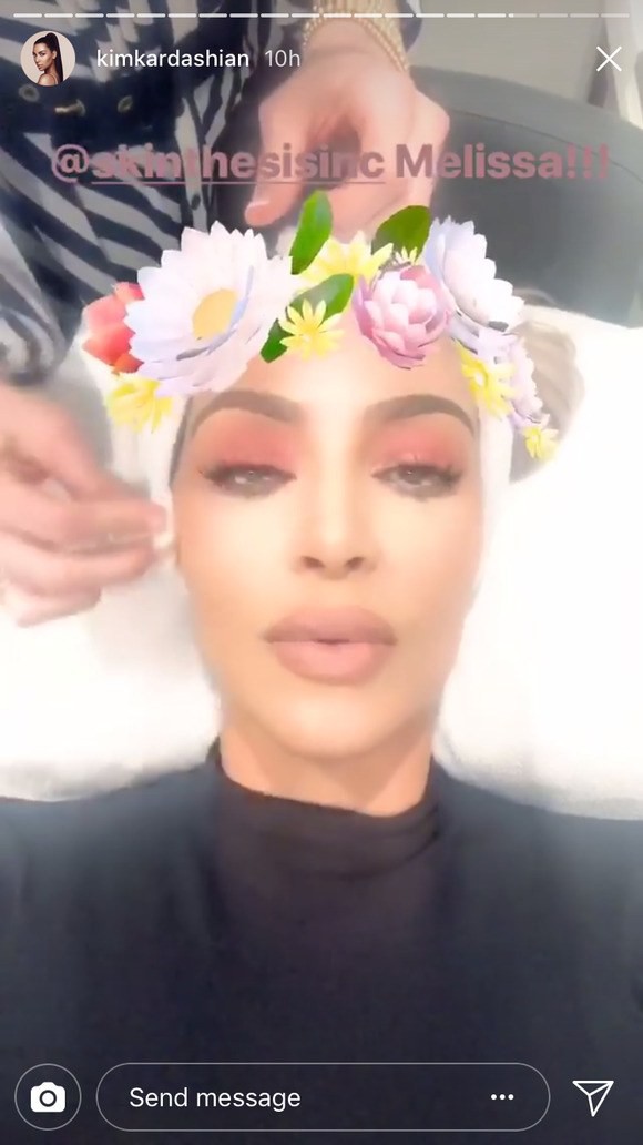 Đi  trị liệu laser nhưng Kim Kardashian vẫn giữ lớp trang điểm và đây là tư vấn của bác sĩ - Ảnh 2.