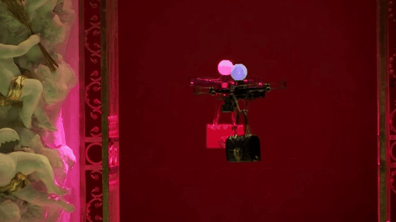 Người mẫu dần bỏ việc hết hay sao m&agrave; drone cũng đi diễn s&agrave;n catwalk thế n&agrave;y? - Ảnh 2.