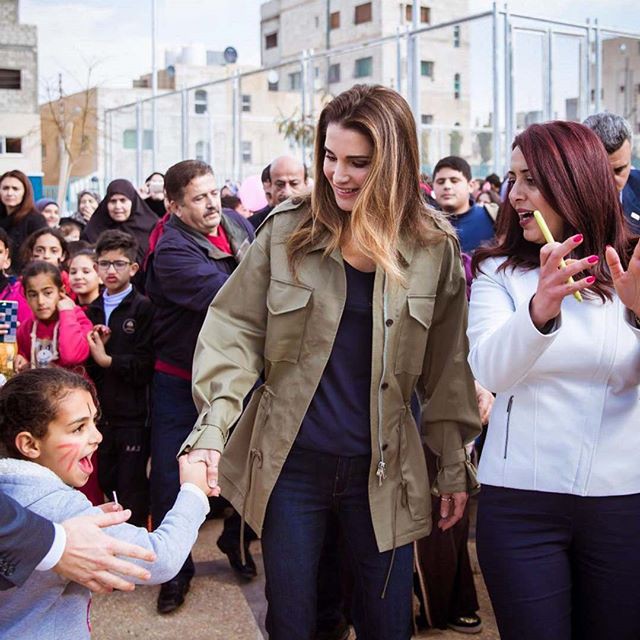 Ngoài Công nương Kate, còn có Hoàng hậu Rania của Vương quốc Jordan vừa xinh lại vừa mặc đẹp miễn chê  - Ảnh 18.