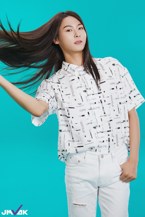 Nam thí sinh có mái tóc đẹp hơn cả con gái của Produce 101 tung album đầu tay - Ảnh 3.