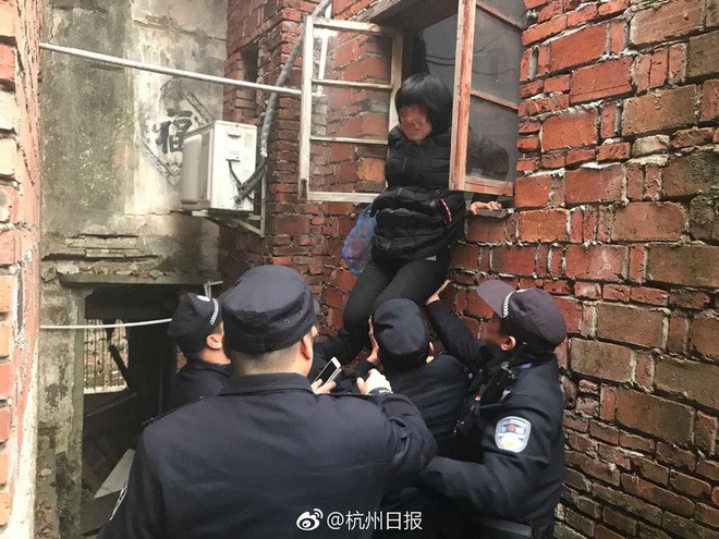  Chụp ảnh lưu niệm trước khi căn nhà cổ bị phá dỡ, 6 người trong nhà bất ngờ bị mắc kẹt bên trong - Ảnh 5.