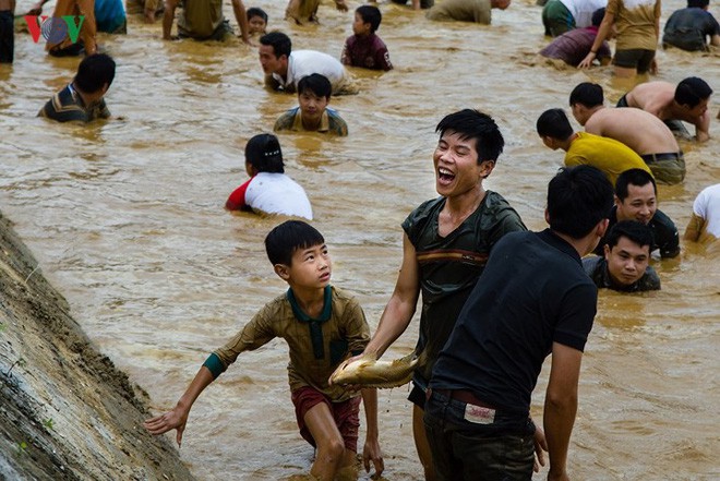 Hàng trăm người xuống ao dầm bùn, chịu rét bắt cá lấy may - Ảnh 7.