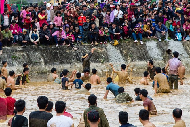 Hàng trăm người xuống ao dầm bùn, chịu rét bắt cá lấy may - Ảnh 10.