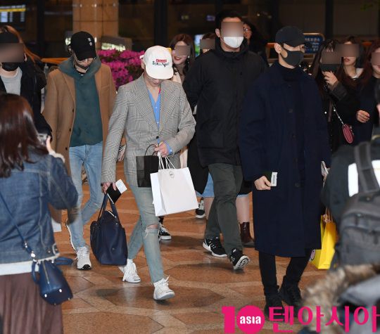 SHINee và Wanna One đụng độ tại sân bay: Center quốc dân có đọ được với độ sang chảnh của Key và Taemin? - Ảnh 27.