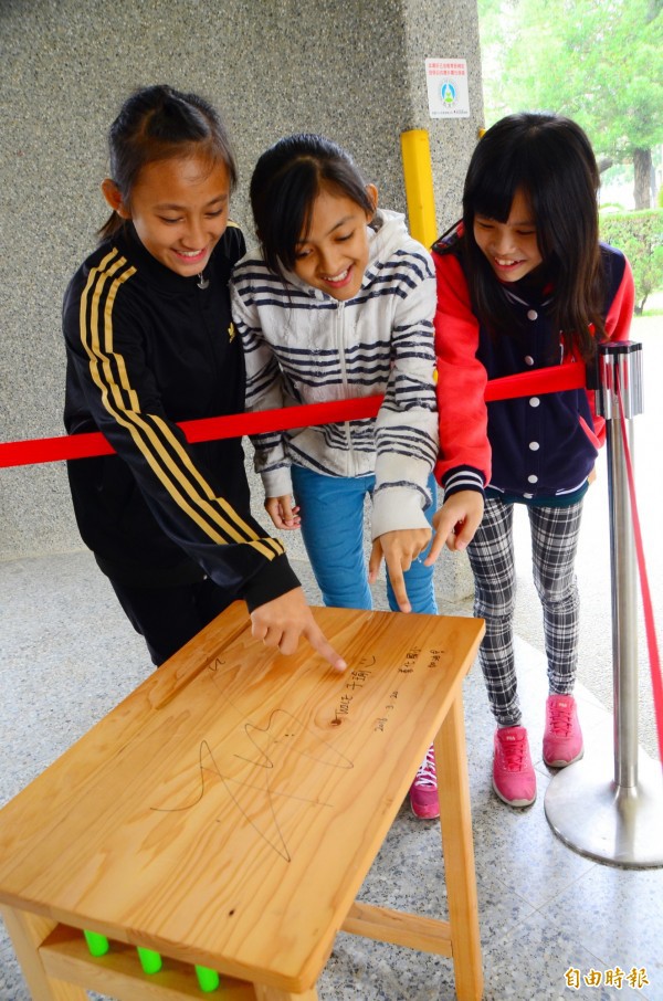 Sang như idol đến trường: Vệ sĩ hộ tống, sinh viên tíu tít ngưỡng mộ và còn được đội quân cảnh sát đưa đi thi - Ảnh 27.