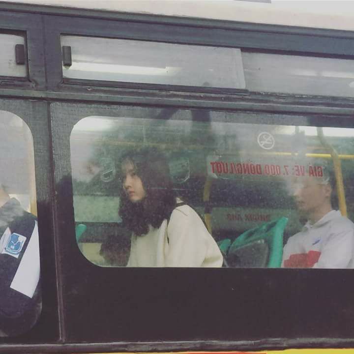 Cư dân mạng đòi link cô gái bị chụp lén trên xe bus vẫn thần thái ngời ngời - Ảnh 1.