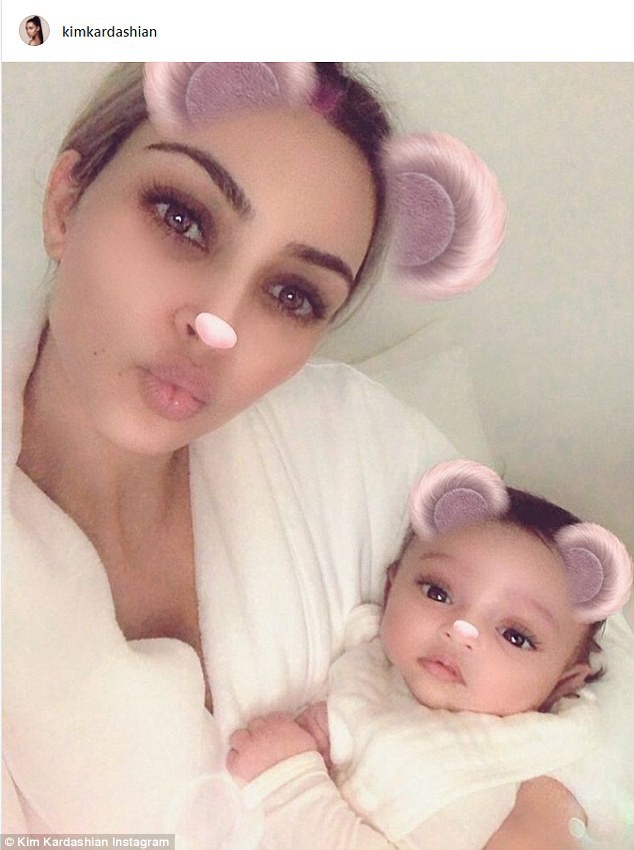 Kim Kardashian lần đầu khoe con gái mắt to tròn đáng yêu sau khi thuê người sinh hộ - Ảnh 1.