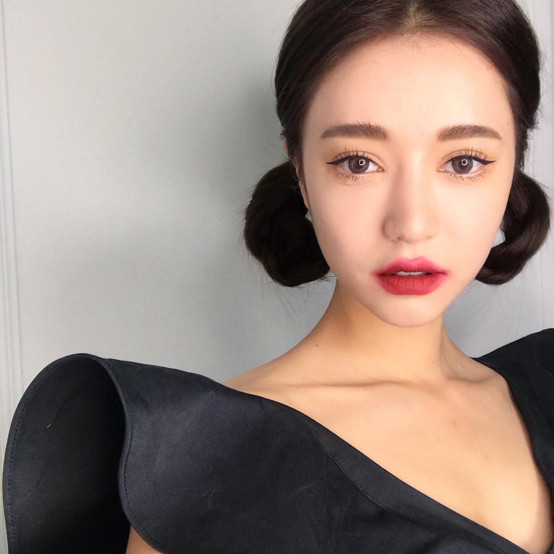 Đăng ảnh selfie quảng cáo màu son mới của 3CE, Park Sora gây giật mình vì đôi môi tô vẽ quá đà trông kỳ dị hệt như Joker - Ảnh 3.