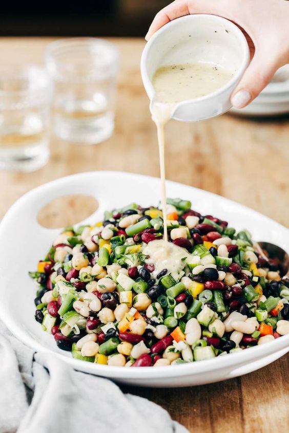 Chỉ ăn salad cũng có thể làm bạn béo hơn nếu mắc các sai lầm này - Ảnh 1.