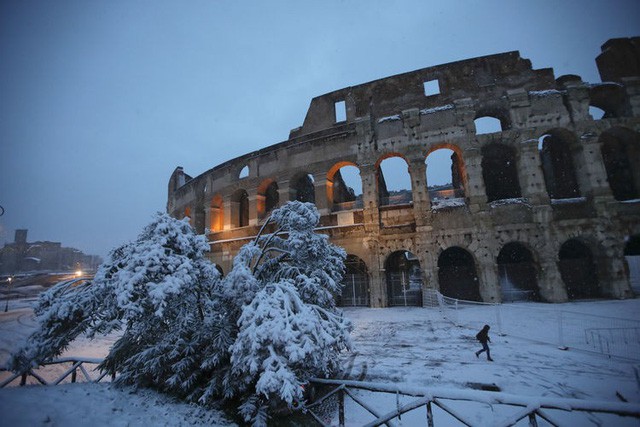 Bão tuyết bất thường ở Italy, giao thông, du lịch bị đình trệ - Ảnh 1.