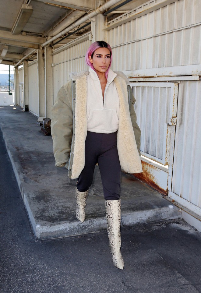 Sau lần e ấp trong chiếc v&aacute;y bồng x&ograve;e, Kim Kardashian đổi lu&ocirc;n kiểu t&oacute;c mới m&agrave;u hồng kẹo ngọt - Ảnh 2.