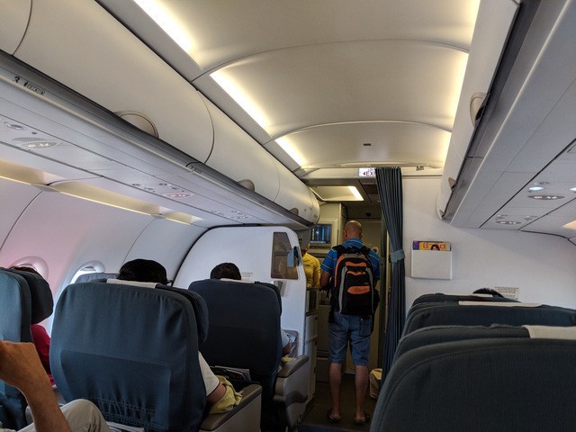 Phạt tổ bay để lọt hành khách đi Myanmar lên nhầm máy bay đi Singapore - Ảnh 1.