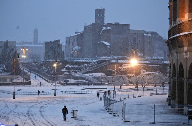 Bão tuyết bất thường ở Italy, giao thông, du lịch bị đình trệ - Ảnh 3.