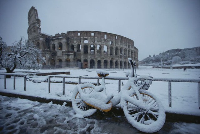 Bão tuyết bất thường ở Italy, giao thông, du lịch bị đình trệ - Ảnh 4.