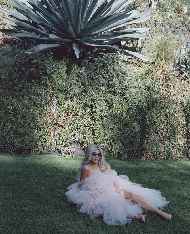 Sau lần e ấp trong chiếc v&aacute;y bồng x&ograve;e, Kim Kardashian đổi lu&ocirc;n kiểu t&oacute;c mới m&agrave;u hồng kẹo ngọt - Ảnh 6.