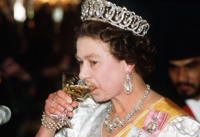Đầu bếp Hoàng gia Anh tiết lộ chế độ ăn của Nữ hoàng Elizabeth để có cơ thể khỏe mạnh - Ảnh 3.