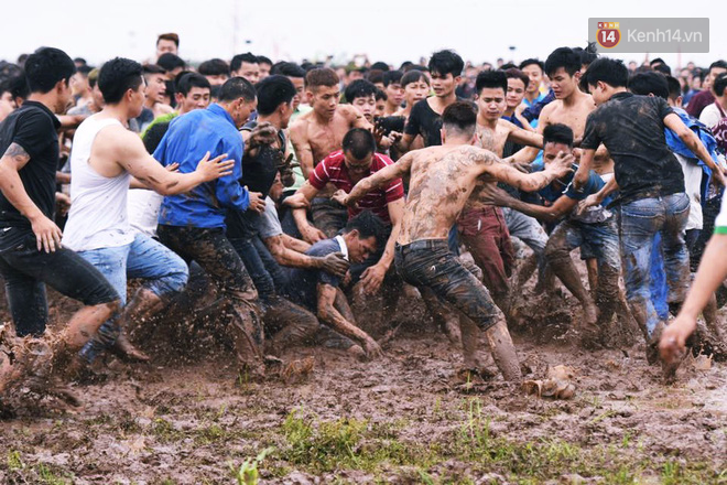 Hàng trăm thanh niên trai tráng lao vào giằng xé, giẫm đạp lên nhau để Cướp phết Hiền Quan lấy may - Ảnh 10.