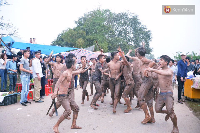 Hàng trăm thanh niên trai tráng lao vào giằng xé, giẫm đạp lên nhau để Cướp phết Hiền Quan lấy may - Ảnh 17.