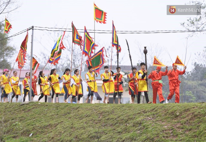 Hàng trăm thanh niên trai tráng lao vào giằng xé, giẫm đạp lên nhau để Cướp phết Hiền Quan lấy may - Ảnh 7.