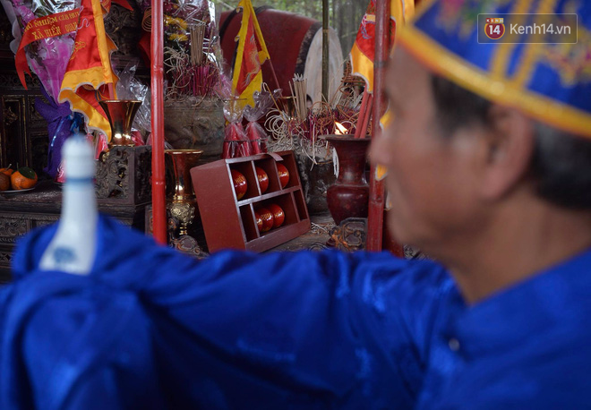 Hàng trăm thanh niên trai tráng lao vào giằng xé, giẫm đạp lên nhau để Cướp phết Hiền Quan lấy may - Ảnh 4.