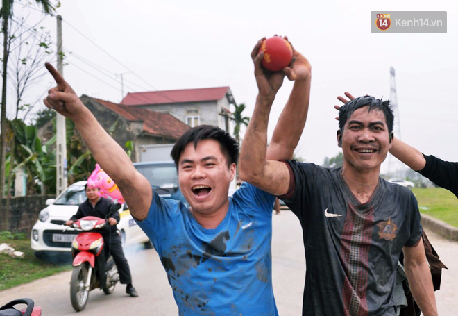 Hàng trăm thanh niên trai tráng lao vào giằng xé, giẫm đạp lên nhau để Cướp phết Hiền Quan lấy may - Ảnh 18.