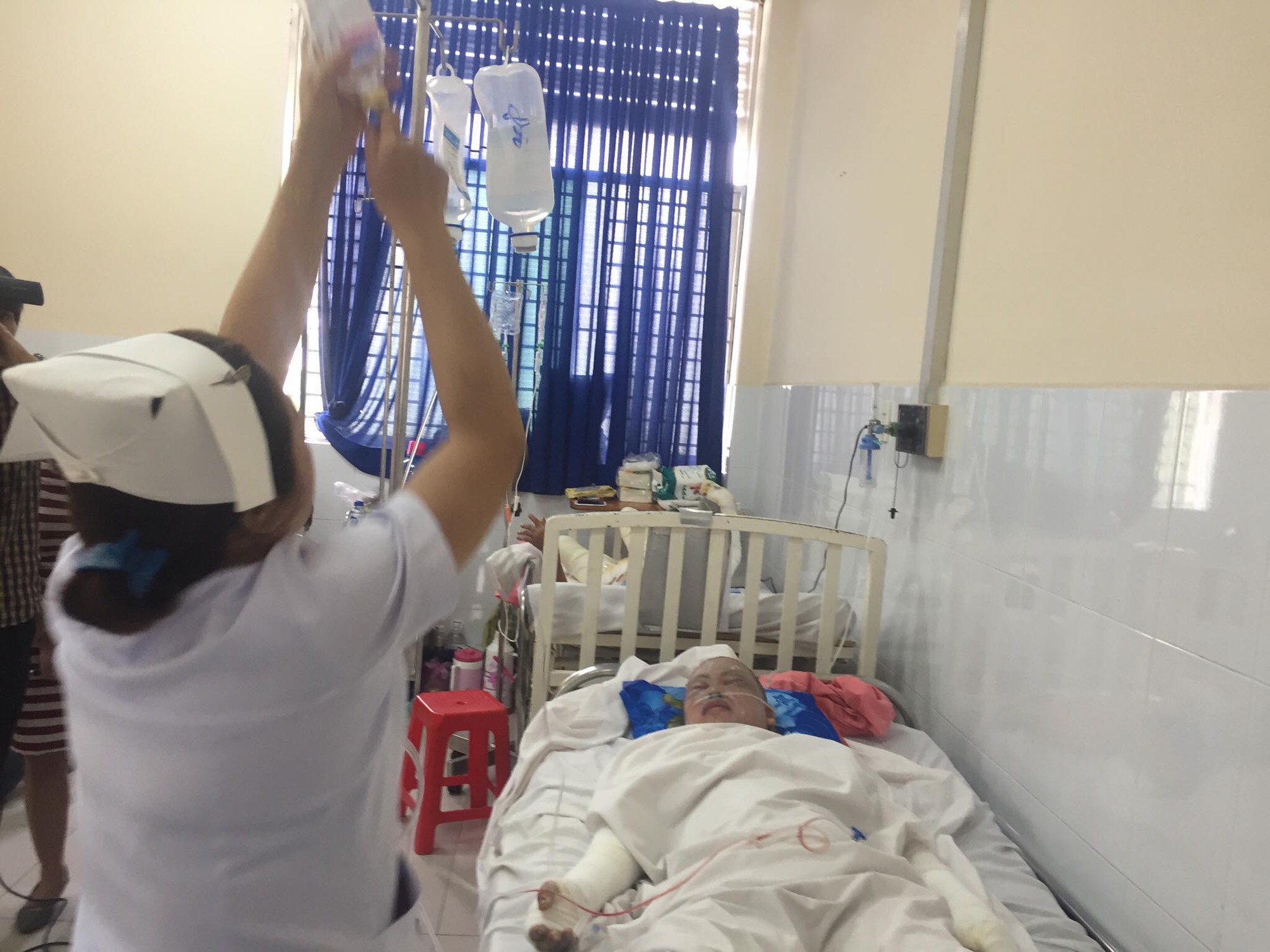 Vụ hút thuốc trong nhà vệ sinh, hầm cầu nổ khiến 4 người bị thương: Nguyên nhân nổ do tích tụ khí metan - Ảnh 4.